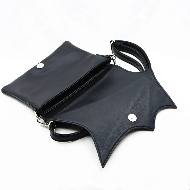 Bolso negro con alas de murciélago