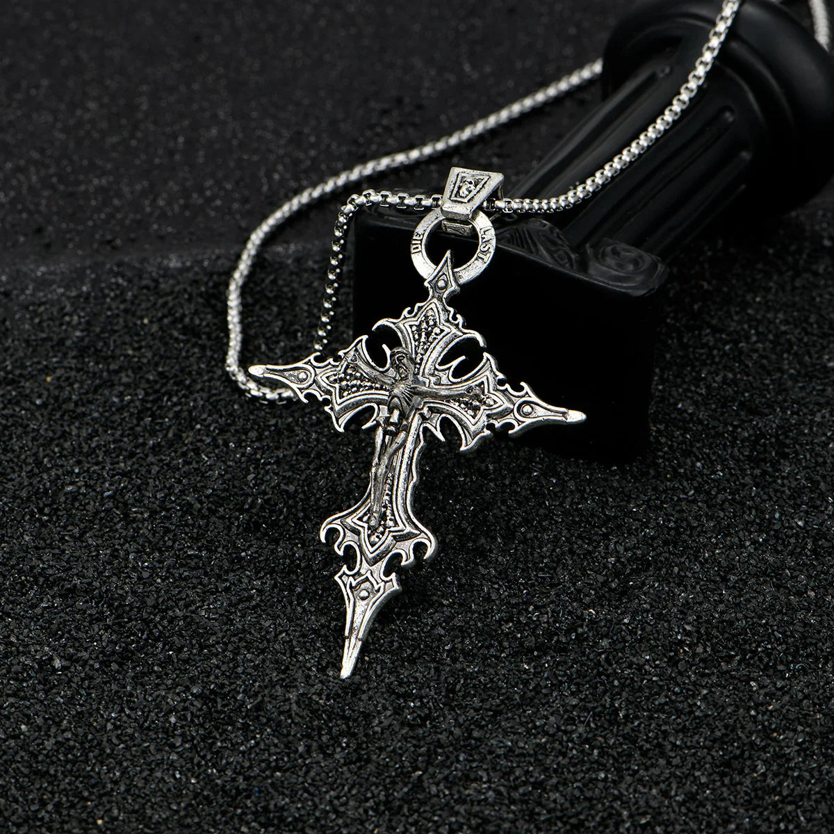 Collar de cruz gótico con Cristo y calavera