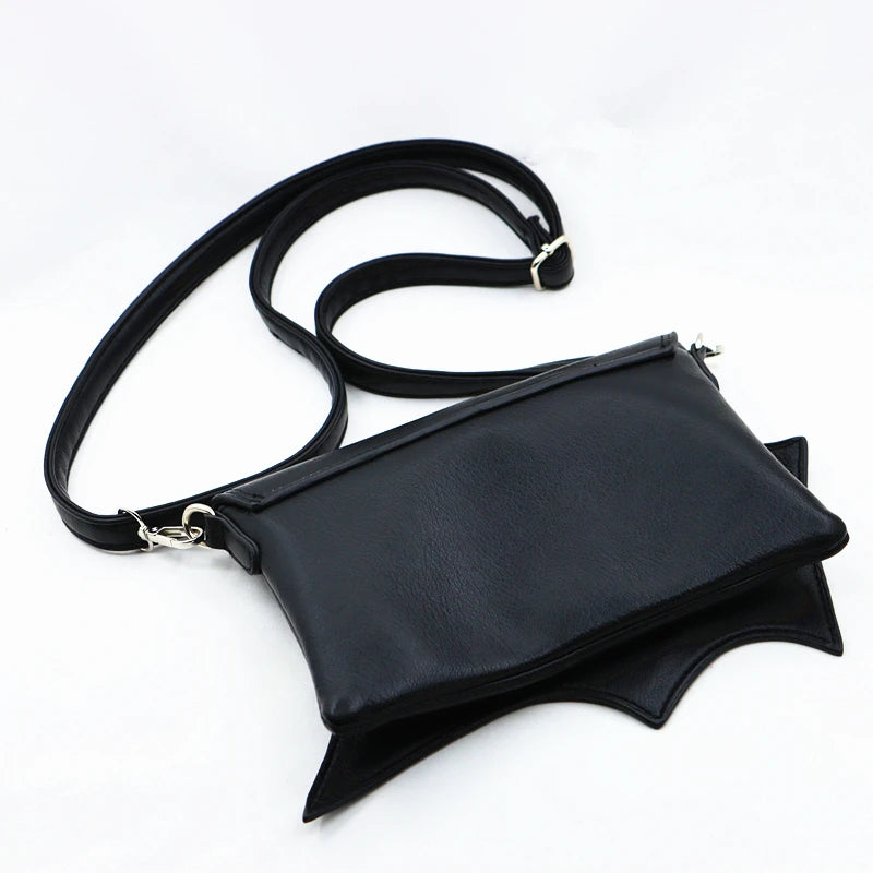 Bolso negro con alas de murciélago