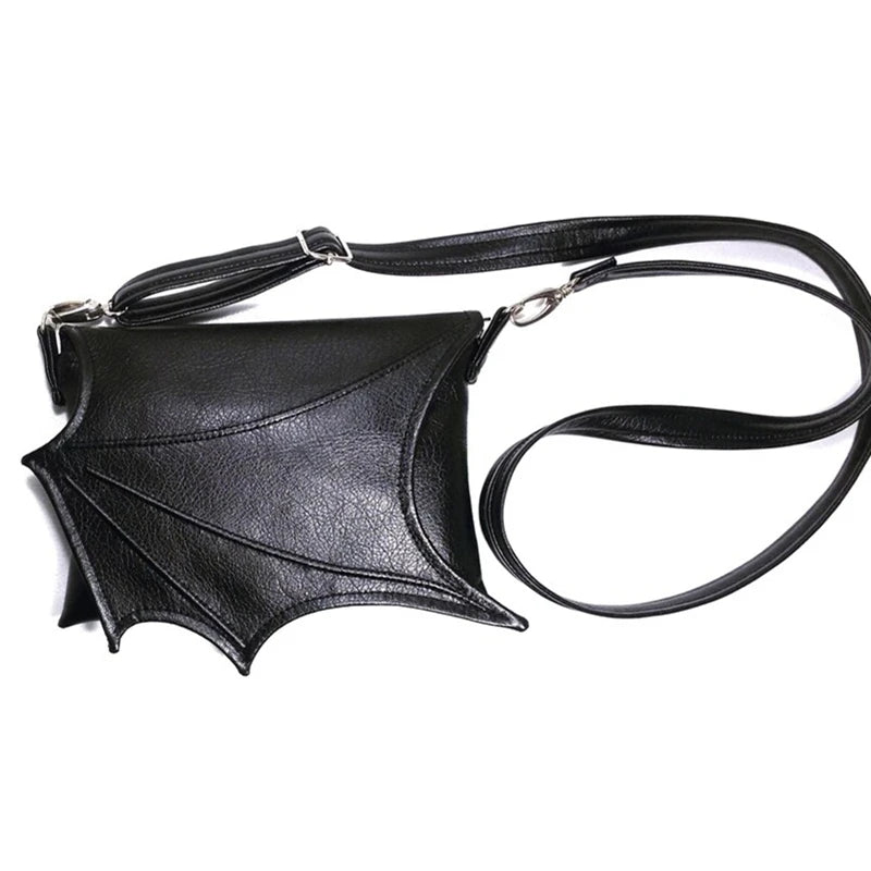 Bolso negro con alas de murciélago