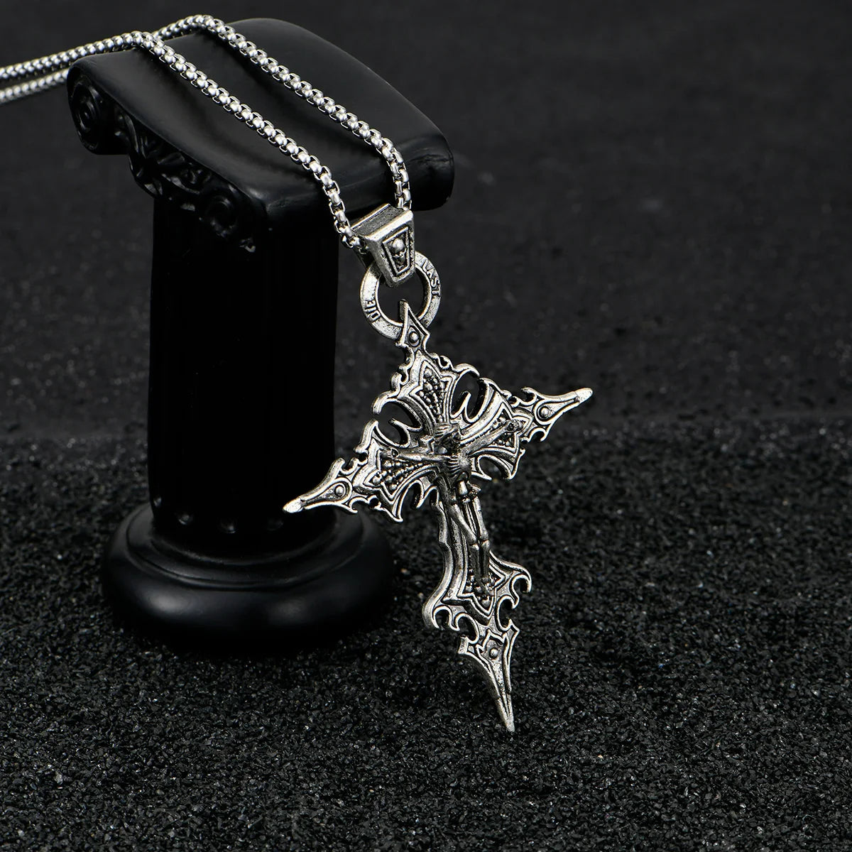 Collar de cruz gótico con Cristo y calavera