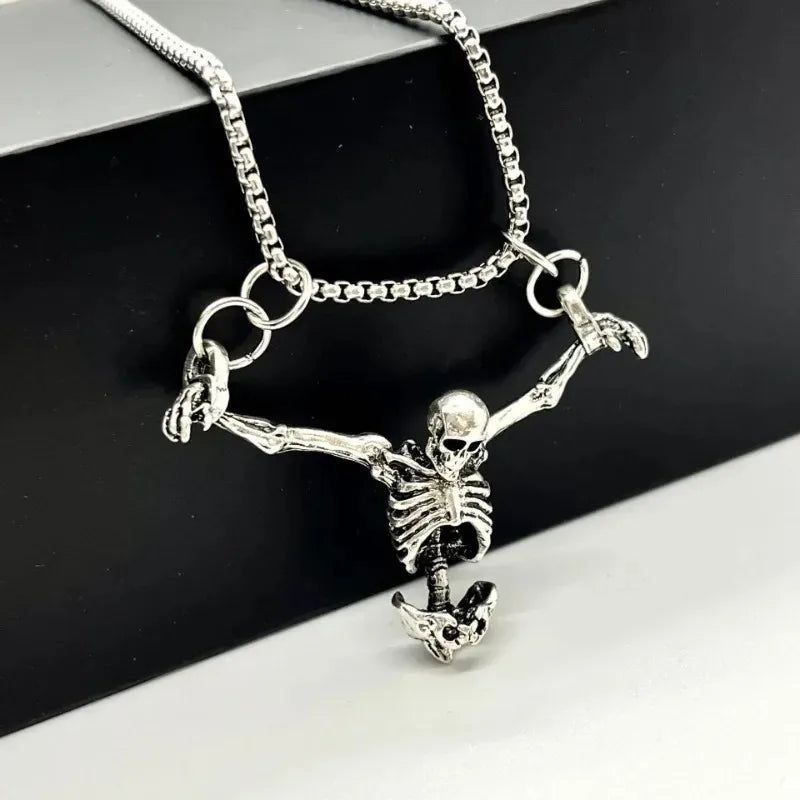 Collar de esqueleto colgado