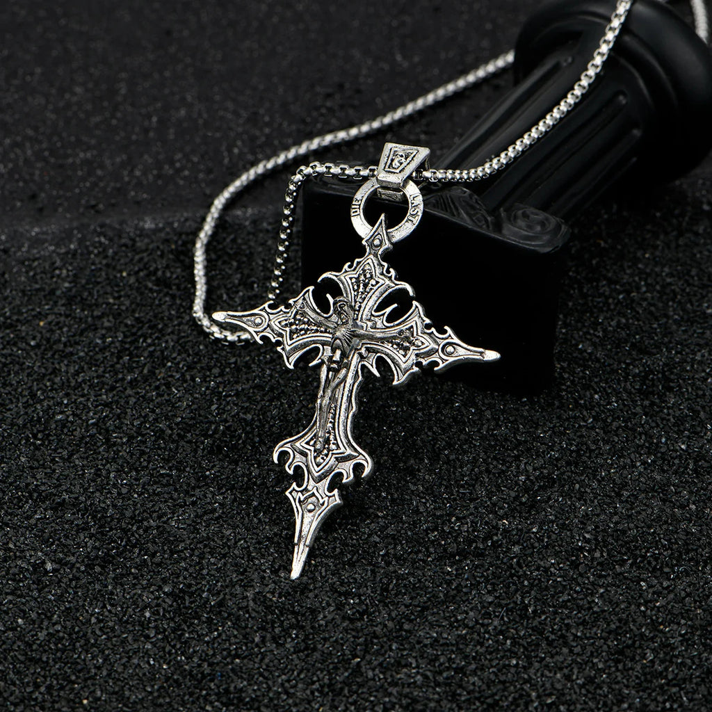 Collar de cruz gótico con Cristo y calavera