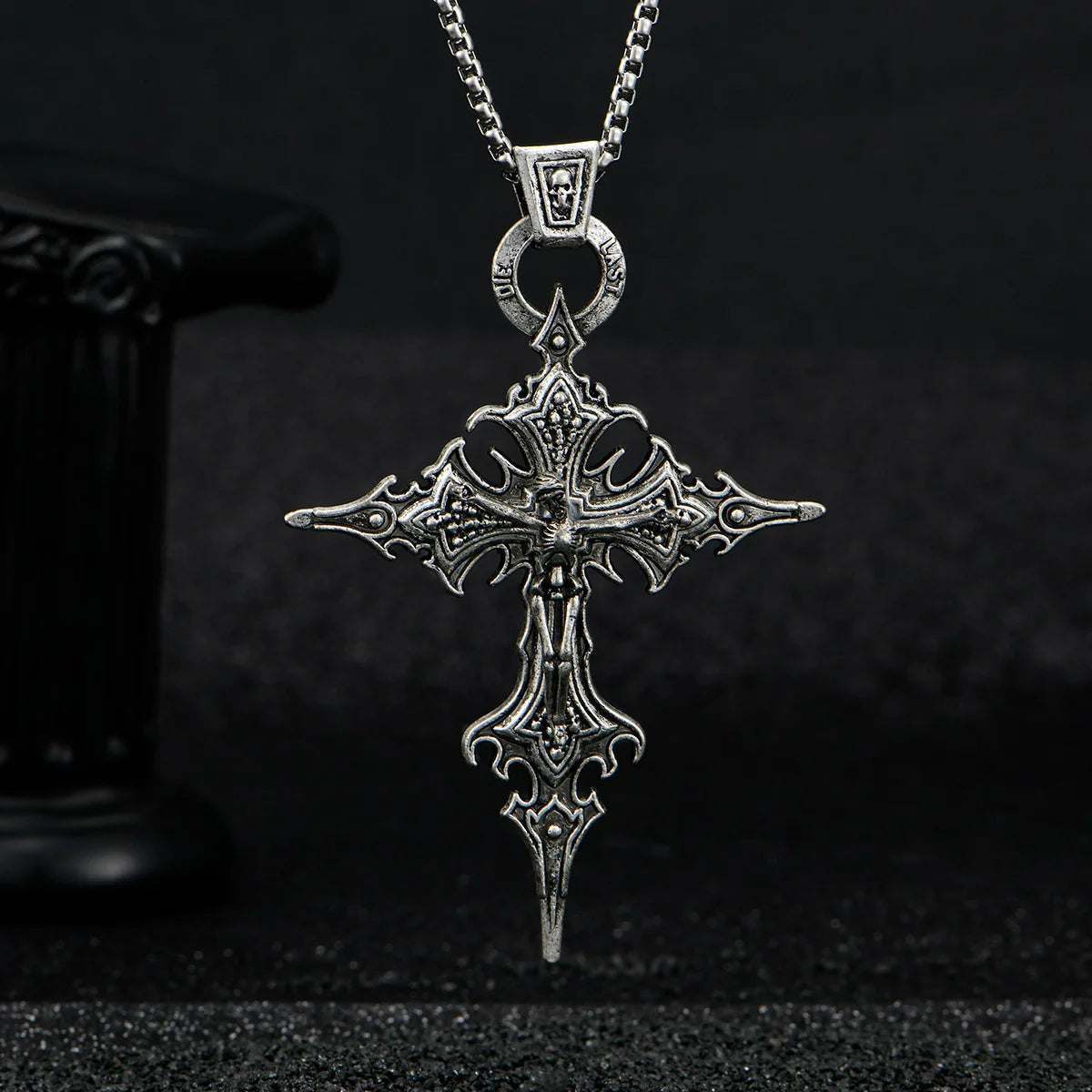 Collar de cruz gótico con Cristo y calavera