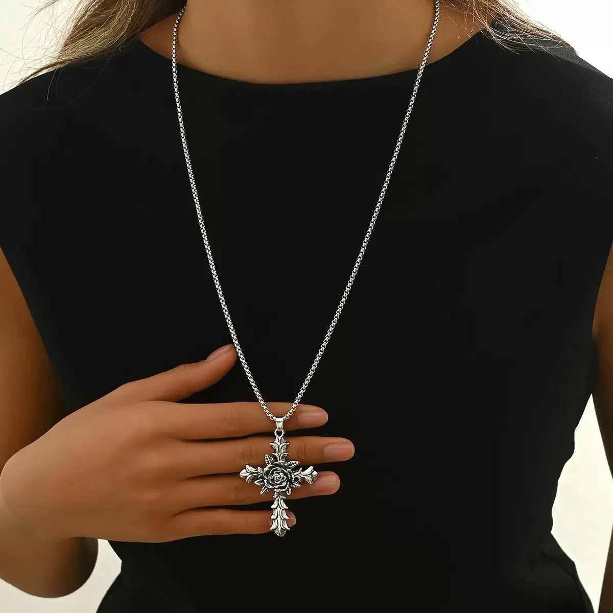 Collar de cruz de rosa