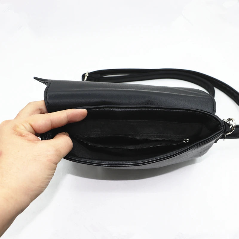 Bolso negro con alas de murciélago