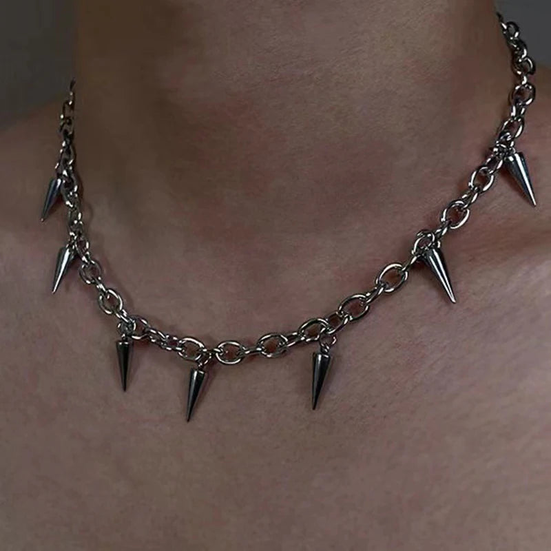 Collar de cadena punk con pinchos