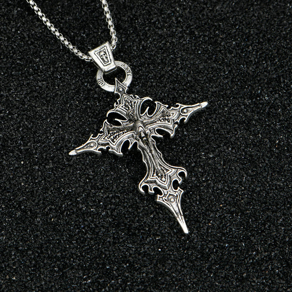 Collar de cruz gótico con Cristo y calavera