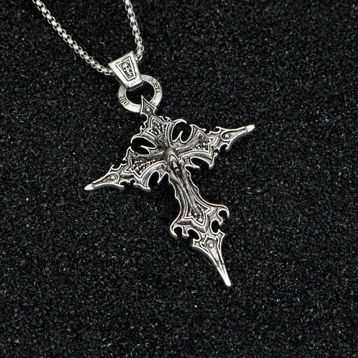 Collar de cruz gótico con Cristo y calavera