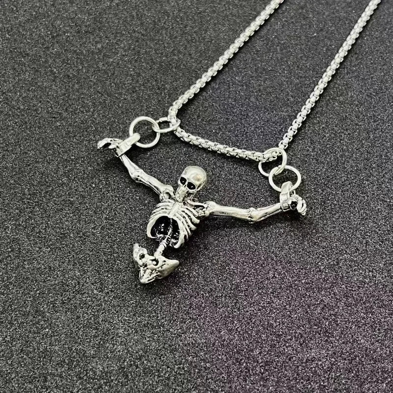 Collar de esqueleto colgado