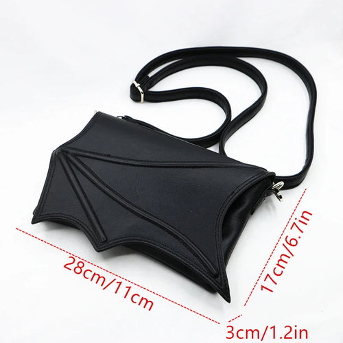 Bolso negro con alas de murciélago